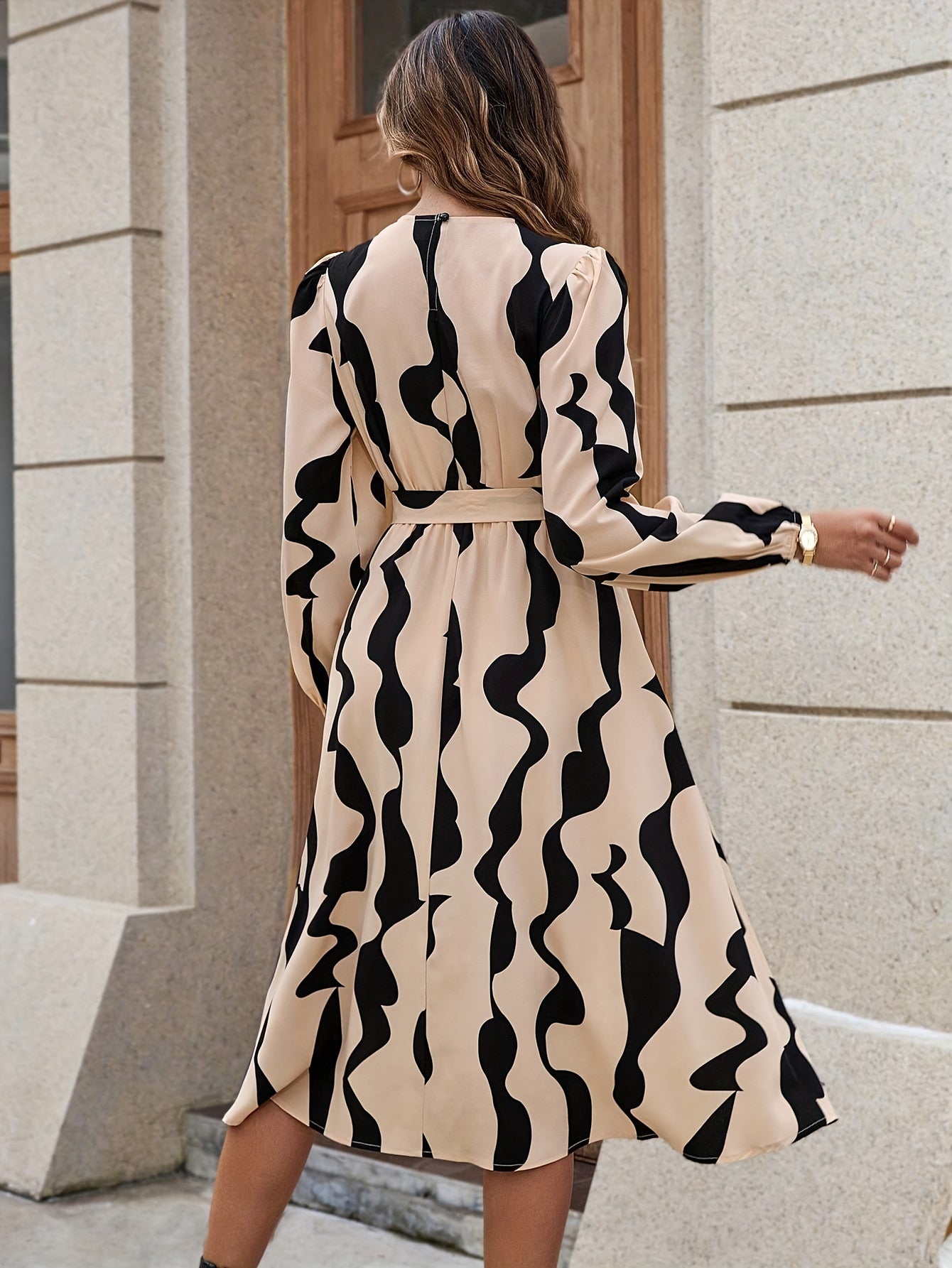 Elegant Printed Dress with Contrast Lace Details – Perfect for Any Occasion